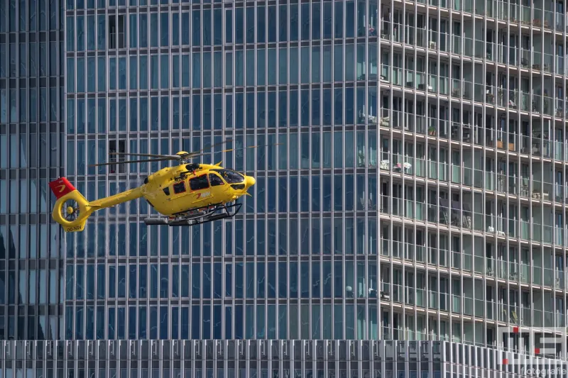 Een NHV-helikopter boven de Rotterdamse skyline tijdens de Havendagen 2026
