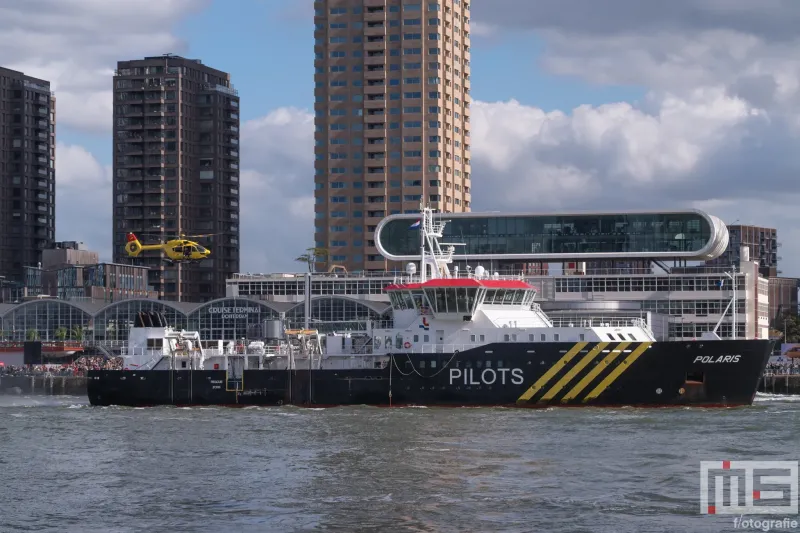 Een NHV-helikopter boven de Rotterdamse skyline tijdens de Havendagen