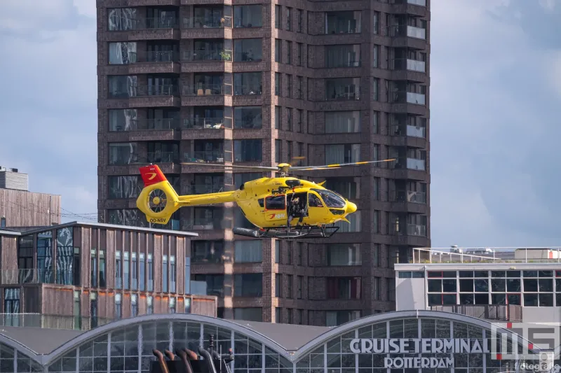 Een NHV-helikopter boven Rotterdam tijdens de Wereldhavendagen