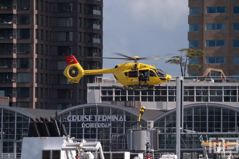 Een NHV-helikopter boven de Nieuwe Maas tijdens de Havendagen 2026