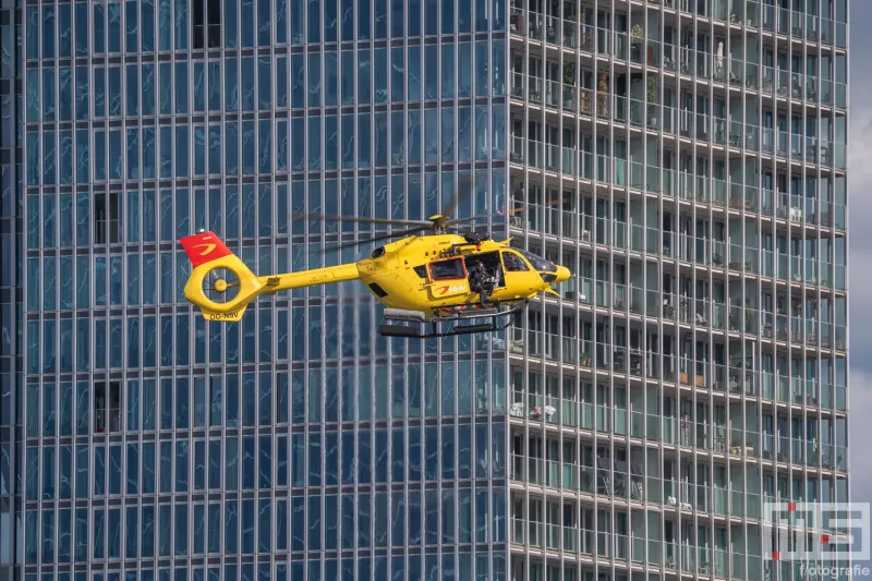 Een reddingshelikopter van NHV boven de Rotterdamse haven