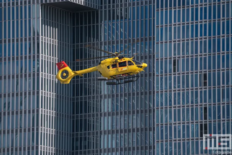 Een NHV-helikopter in actie tijdens de Wereldhavendagen in Rotterdam