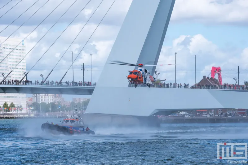 Een KNRM-reddingboot op de Maas tijdens de Havendagen