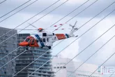 Een helikopter van de KNRM tijdens het havenfeest in Rotterdam