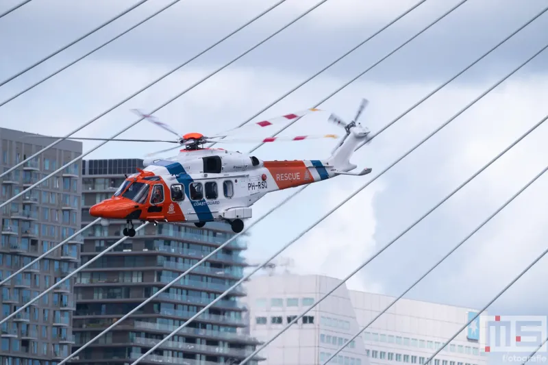 Een helikopter van de KNRM tijdens het havenfeest in Rotterdam