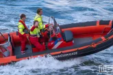 Een KNRM-reddingboot tijdens een demonstratie op de Nieuwe Maas