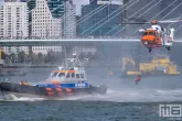 Een KNRM-helikopter tijdens een reddingsdemonstratie in Rotterdam