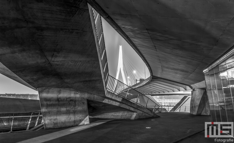 Te Koop | De Erasmusbrug in Rotterdam by Night als rauwe architectuur