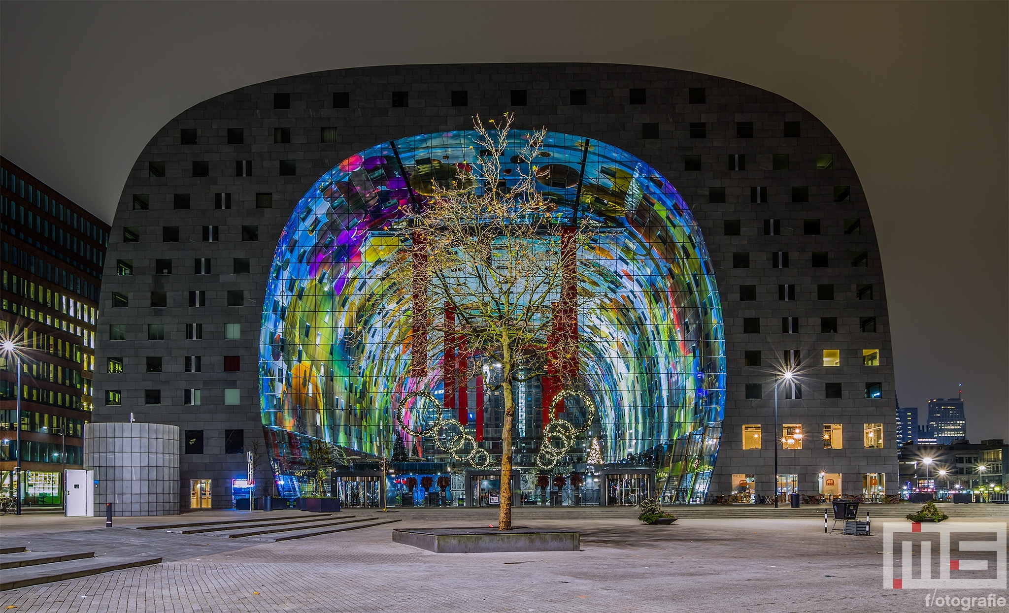 De kerstversiering van de Markthal in Rotterdam by Night