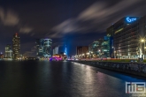 Het uitzicht op de Wilhelminapier en Rijnhaven in Rotterdam by Night