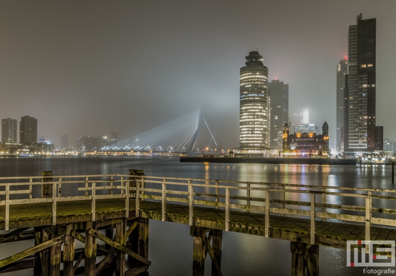 Te Koop | Het mistige uitzicht op de Wilhelminapier in Rotterdam vanuit Katendrecht