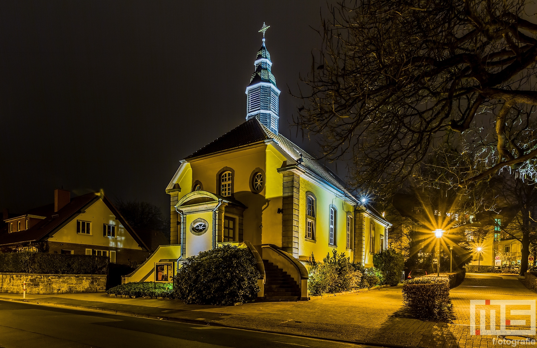 Een kerk in het dorpje Bad Bentheim in Duitsland in de nacht