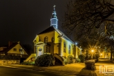 Een kerk in het dorpje Bad Bentheim in Duitsland in de nacht
