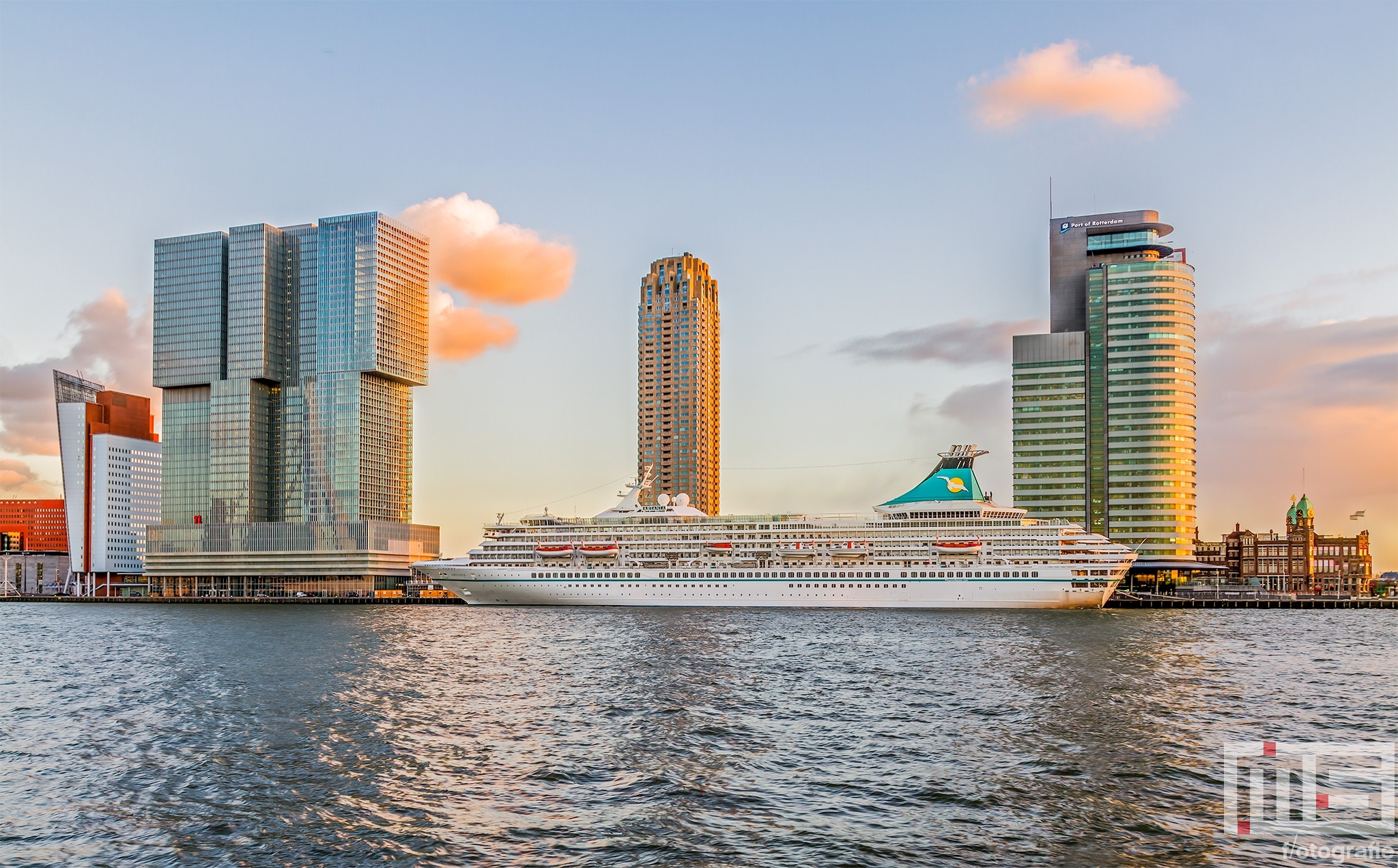 Te Koop | Het cruiseschip MS Artania aan de Cruise Port in Rotterdam