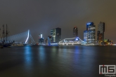 Het cruiseschip MS Artania aan de Cruise Port in Rotterdam by Night met de Veerhaven en de Erasmusbrug
