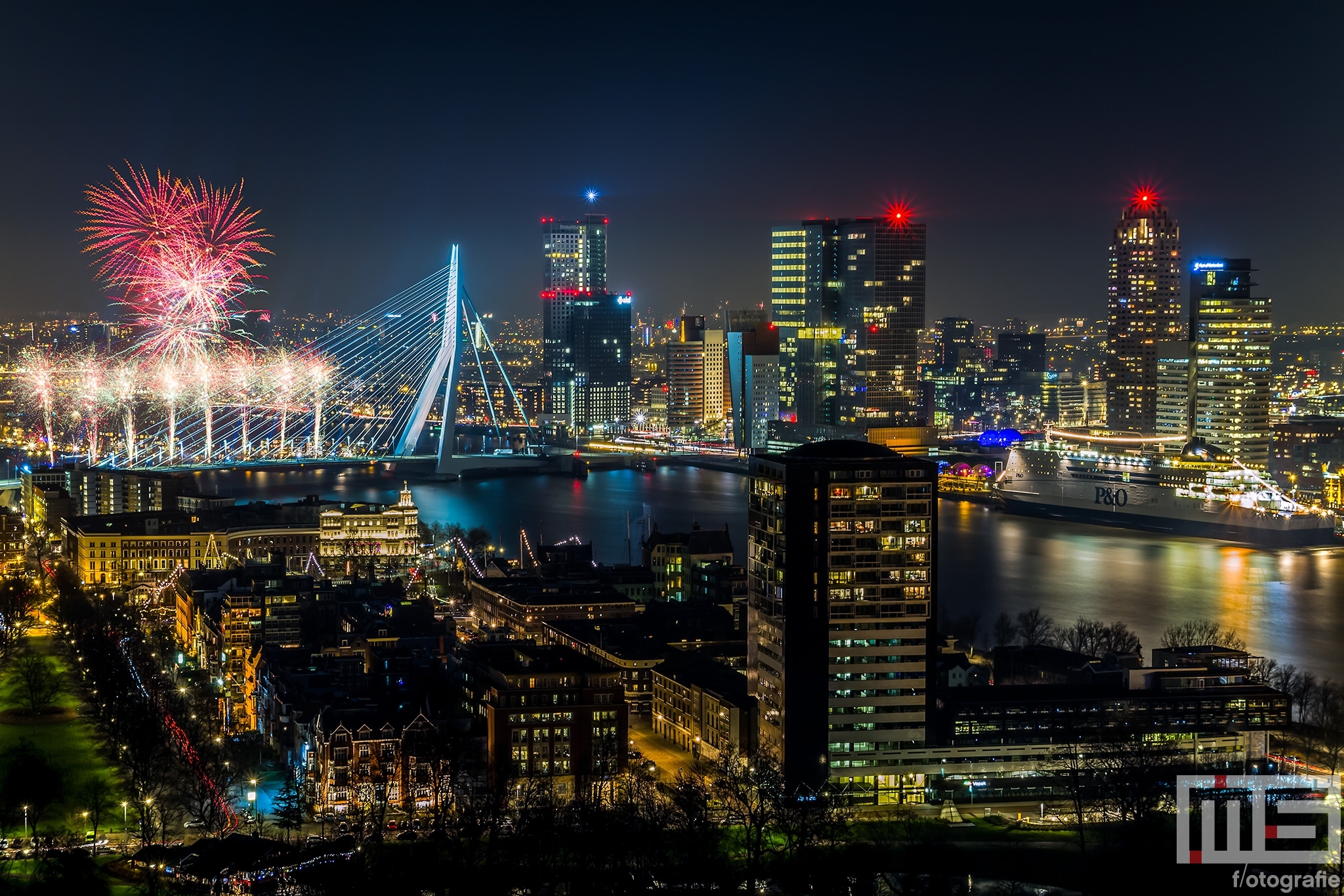 Te Koop | Het Nationale Vuurwerk bij de Erasmusbrug in Rotterdam