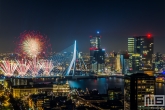 Te Koop | Het Nationale Vuurwerk bij de Erasmusbrug met de skyline van Rotterdam