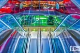 De kleurenpracht van het plafond en roltrappen in de Markthal in Rotterdam