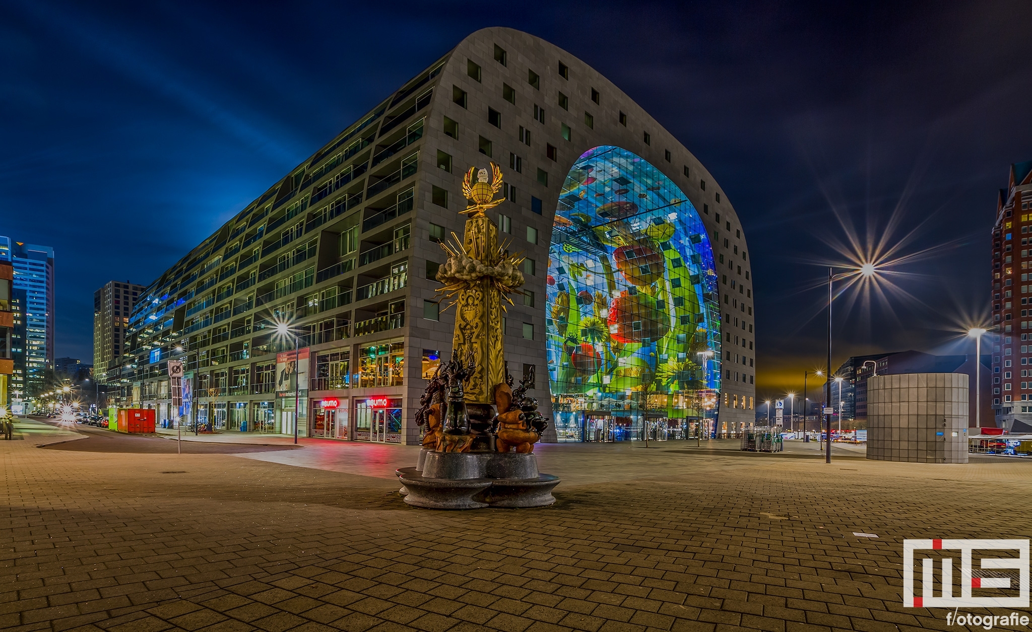 Te Koop | De Markthal in Rotterdam met op de voorgrond het Marten Toonder Monument