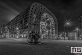 Te Koop | De Markthal in Rotterdam met op de voorgrond het Marten Toonder Monument in zwart/wit