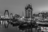 Te Koop | De Oude Haven in Rotterdam met het Witte Huis en Willemsbrug in zwart/wit