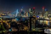De skyline van Rotterdam tijdens nieuwjaarsnacht in Rotterdam