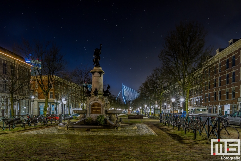 Te Koop | De Wihelminafontein op het Noordereiland in Rotterdam met op de achtergrond de Erasmusbrug