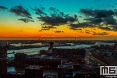 De zonsondergang in de havenstad Rotterdam vanaf de Euromast