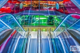 De kleurenpracht van het plafond en roltrappen in de Markthal in Rotterdam