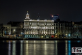 Het verlichte Wereldmuseum Rotterdam vanaf de Wilhelminapier in Rotterdam
