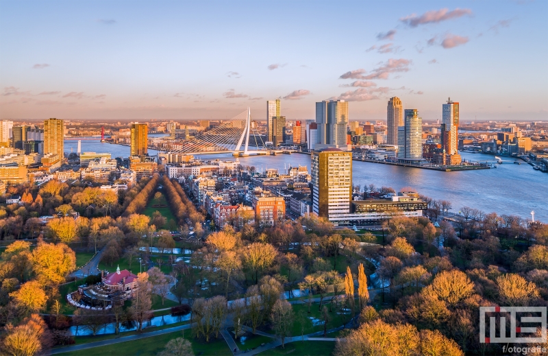 De skyline van Rotterdam tijdens de gouden zonsondergang in Rotterdam