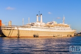 De gouden zonsondergang bij het ss Rotterdam in Rotterdam Katendrecht