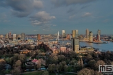 Het Park, Erasmusbrug en Wilhelminapier in Rotterdam tijdens zonsondergang