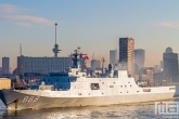 Het LPD 989 Changbaishan op de Maas in Rotterdam tijdens zonsopkomst