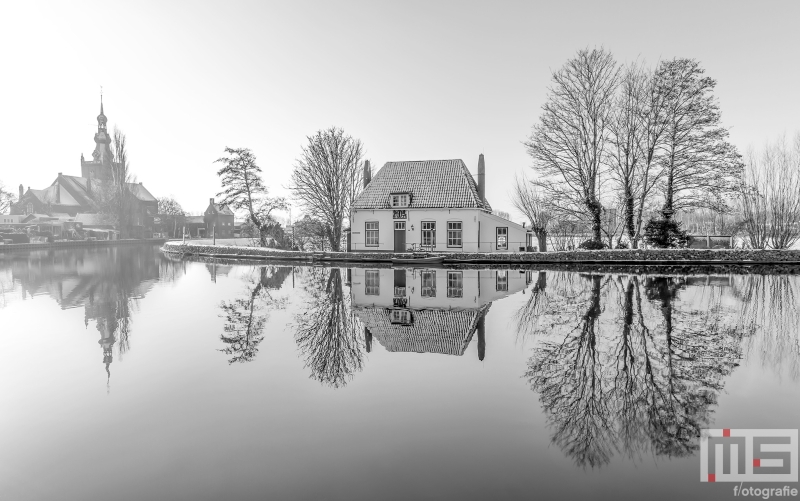 Te Koop | Het Veerhuis en de Grote Kerk in Rotterdam Overschie in de sneeuw in zwart/wit