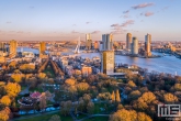 De skyline van Rotterdam tijdens de gouden zonsondergang in Rotterdam