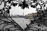De Euromast door het kunstwerk Lock en Love in Rotterdam Delfshaven