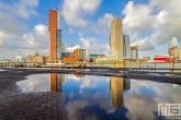 De Wilhelminapier in Rotterdam gespiegeld vanuit Katendrecht