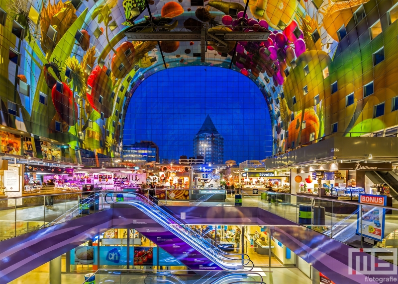 De Hoorn de Overvloed in de Markthal in Rotterdam in de avonduren