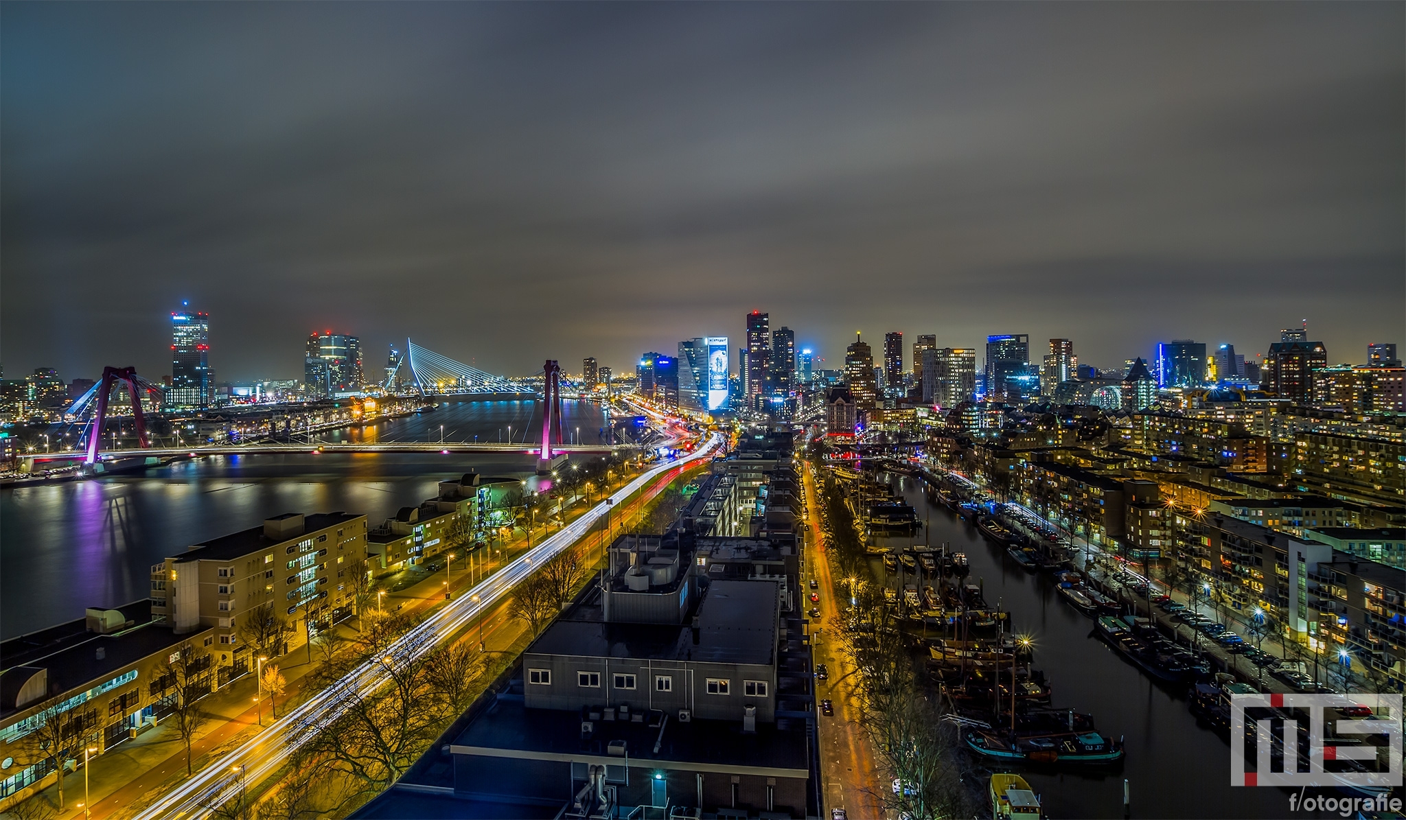 De skyline van Rotterdam by Night met zicht op de Oude Haven, Willemsbrug en de binnenstad