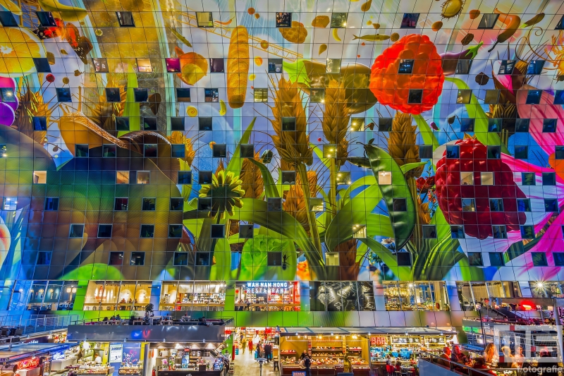 Het kleurige plafond van de Markthal in Rotterdam Centrum