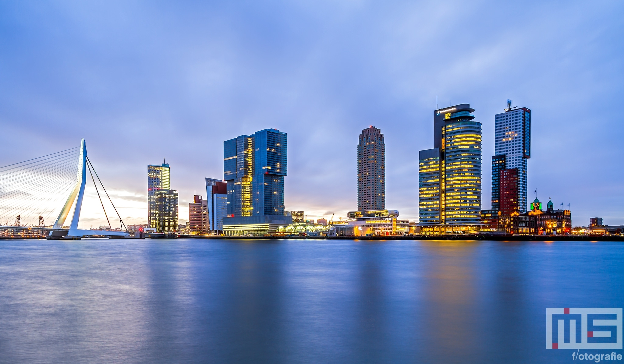 De skyline van Rotterdam tijdens zonsopkomst op de Wilhelminapier vanuit de Veerhaven