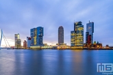 De skyline van Rotterdam tijdens zonsopkomst op de Wilhelminapier vanuit de Veerhaven