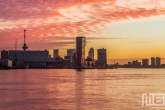 De zonsopkomst in Rotterdam met zicht op de Lloydkwartier en de Euromast