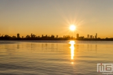 Te Koop | De zonsondergang aan de Kralingseplas in Rotterdam met de skyline op de achtergrond
