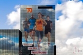 De Delftse Poort in Rotterdam met een levensgrote Marathonlopers sticker