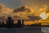 De Euromast en de Lloydkade tijdens zonsopkomst in Rotterdam