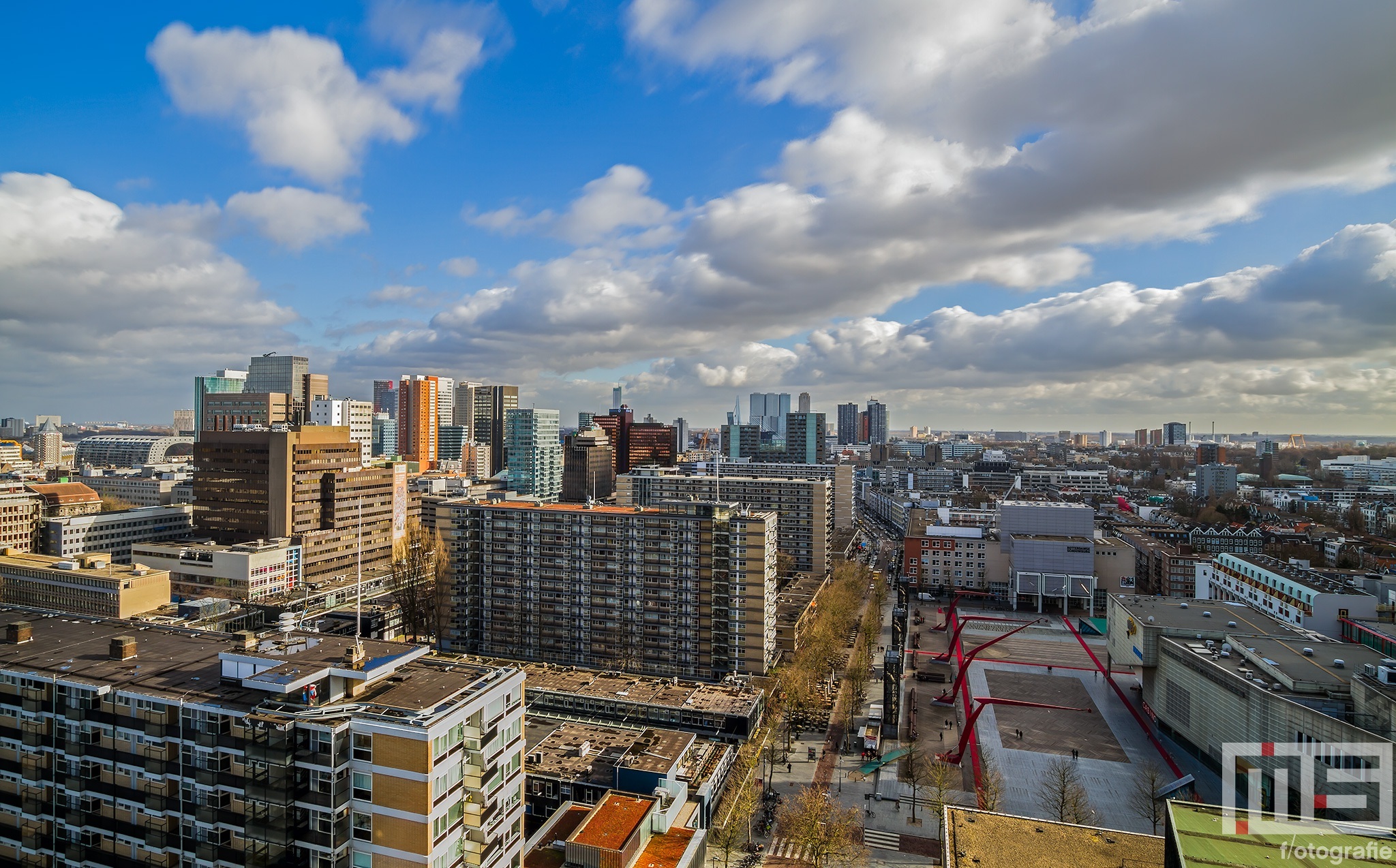 De Lijnbaan en Schouwburgplein in Rotterdam van bovenaf