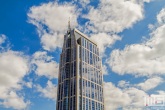 De Millenniumtoren tijdens een hollandse wolken dag in Rotterdam Centrum