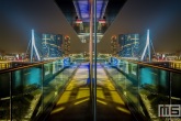 De Erasmusbrug gespiegeld in de ruiten van het Inntel Hotel in Rotterdam by Night
